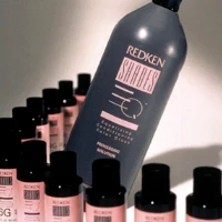 Redken představuje Shades EQ Gloss, první barvy s&nbsp;kyselým pH, které&nbsp;se&nbsp;chovají jako péče.