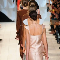 Redken se&nbsp;přesouvá ze&nbsp;slunné Kalifornie na&nbsp;newyorskou 5th Avenue a&nbsp;stává se&nbsp;synonymem módy, inspirovaným městským stylem, energií ulic a&nbsp;nekončících inovací.