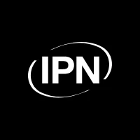 Interlock Protein Network (IPN) působí jako průřezový distribuční systém, který proniká hluboko do vlasové kůry a zajišťuje vlasům vnitřní pevnost a podporu.