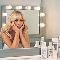 Přivítejte s námi mezinárodní superstar Sabrinu Carpenter, která se stala vůbec první globální ambasadorkou značky Redken.